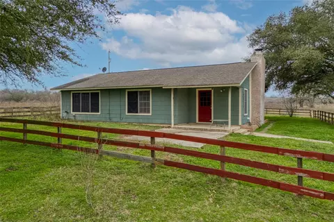 Exterior - 103 Robin Ln, Luling, TX 78648 photo 3 of 8