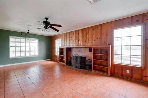 Living - 103 Robin Ln, Luling, TX 78648 photo 3 of 4