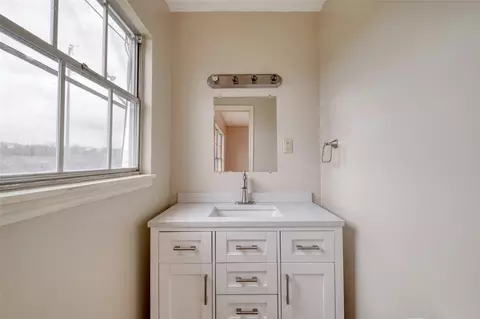 Bath - 103 Robin Ln, Luling, TX 78648 photo 1 of 2