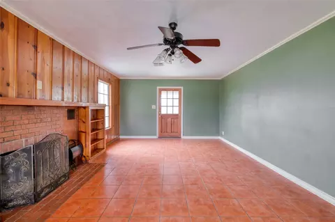 Living - 103 Robin Ln, Luling, TX 78648 photo 1 of 4