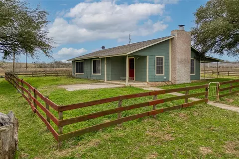 Exterior - 103 Robin Ln, Luling, TX 78648 photo 1 of 8