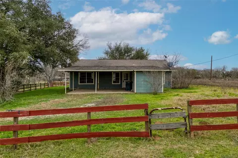 Exterior - 103 Robin Ln, Luling, TX 78648 photo 4 of 8