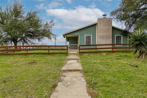 Exterior - 103 Robin Ln, Luling, TX 78648 photo 2 of 8