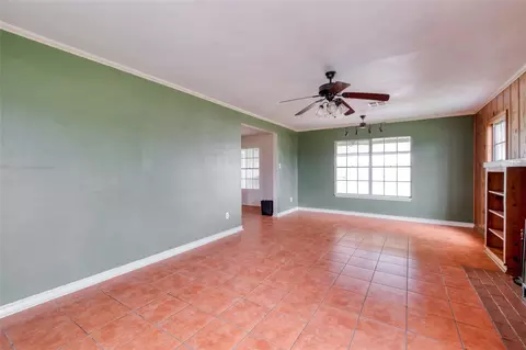 Living - 103 Robin Ln, Luling, TX 78648 photo 2 of 4