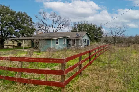Exterior - 103 Robin Ln, Luling, TX 78648 photo 5 of 8