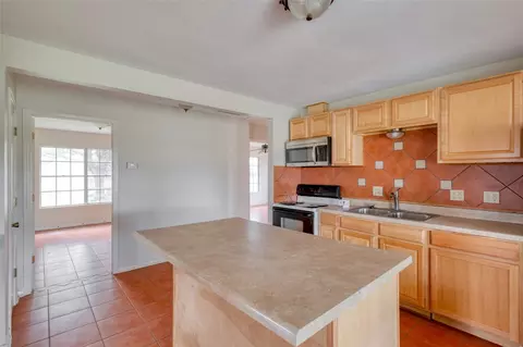 Kitchen - 103 Robin Ln, Luling, TX 78648 photo 4 of 4