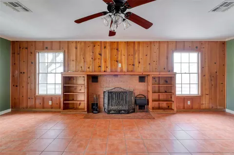 Living - 103 Robin Ln, Luling, TX 78648 photo 4 of 4