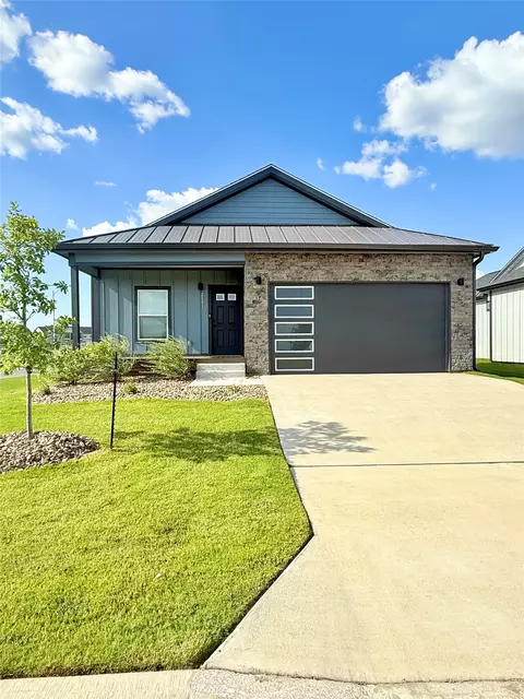 2031 Applewood Dr, Lockhart, TX 78644