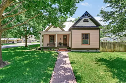 506 Gresham St, Smithville, TX 78957