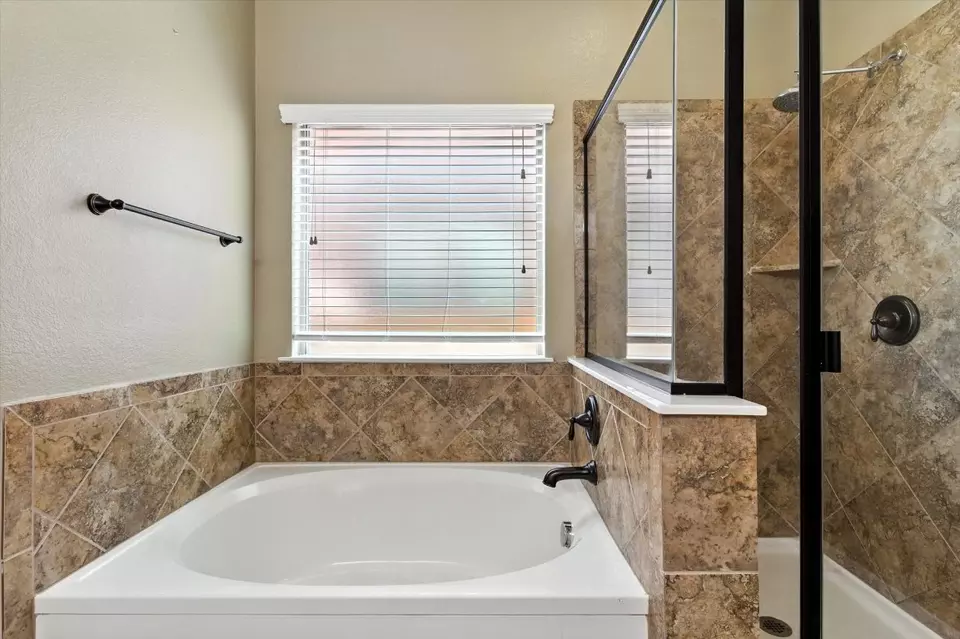Bath - 319 Hunters Hill Dr, San Marcos, TX 78666 photo 2 of 4