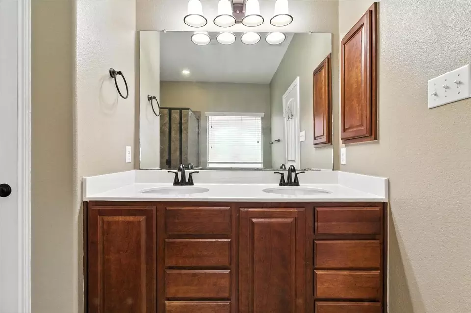 Bath - 319 Hunters Hill Dr, San Marcos, TX 78666 photo 1 of 4