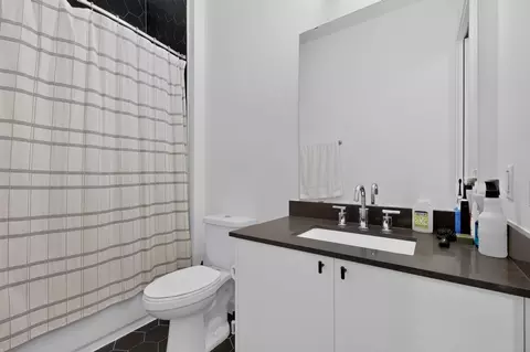 Bath - 800 Embassy Dr #205, Austin, TX 78702 photo 1 of 3
