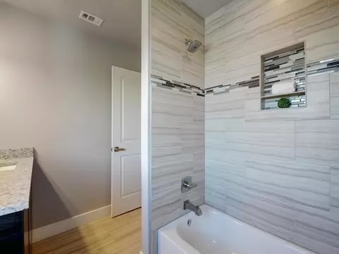 Bath - 5308 Downs Dr #2, Austin, TX 78721 photo 5 of 6