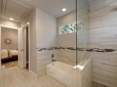 Bath - 5308 Downs Dr #2, Austin, TX 78721 photo 3 of 6