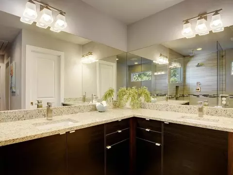 Bath - 5308 Downs Dr #2, Austin, TX 78721 photo 2 of 6