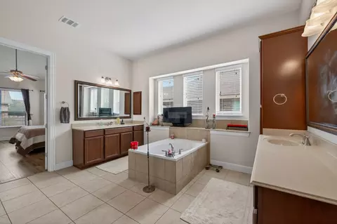 Bath - 1017 Tabernash Dr, Leander, TX 78641 photo 2 of 6