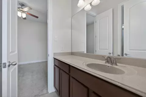 Bath - 1017 Tabernash Dr, Leander, TX 78641 photo 4 of 6
