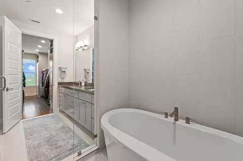 Bath - 4506 Progress St, Austin, TX 78731 photo 4 of 7