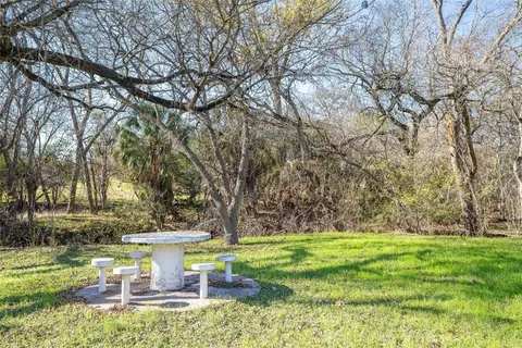 505 N Commerce St, Lockhart, TX 78644