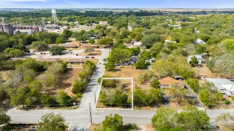 901 N Blanco St, Lockhart, TX 78644