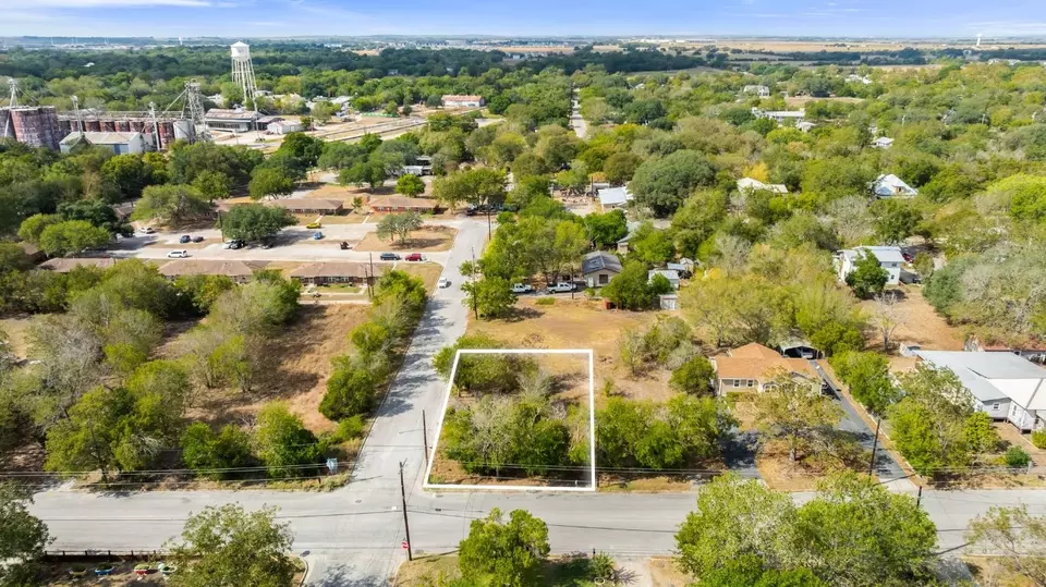  901 N Blanco St, Lockhart, TX 78644 photo 1