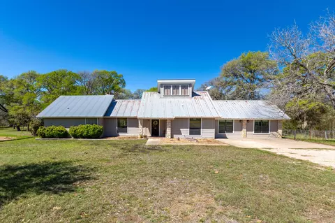 12 Creekwood Dr, Schulenburg, TX 78956