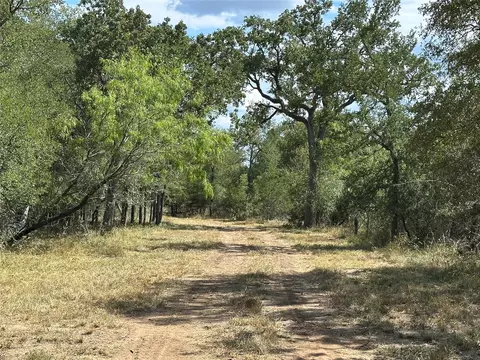 650 Coastal Ln, Luling, TX 78648 photo 9