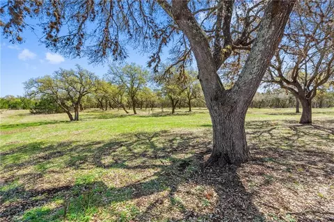118 E Crestview Dr, Johnson City, TX 78636