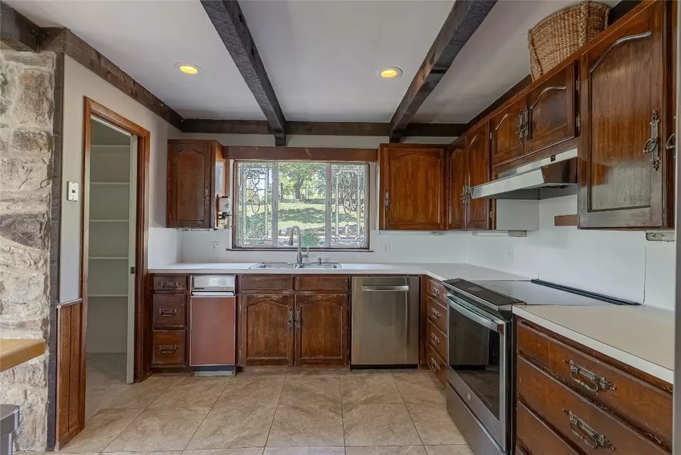 Kitchen - 18106 Travis Cir, Lago Vista, TX 78645 photo 2 of 3