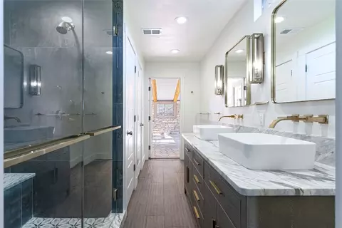 Bath - 18106 Travis Cir, Lago Vista, TX 78645 photo 1 of 4