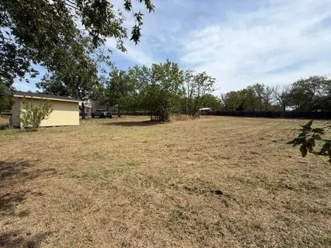 707 W Madison St, Elgin, TX 78621 photo 2