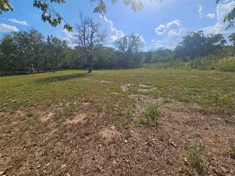 111 Martin St, Luling, TX 78648 photo 2