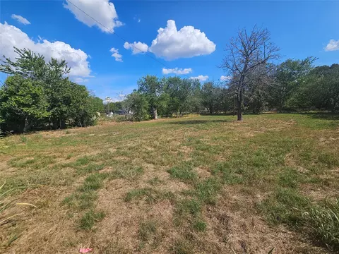 111 Martin St, Luling, TX 78648 photo 3