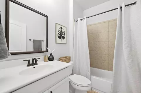 Bath - 608 Wincliff Dr, Buda, TX 78610 photo 3 of 4