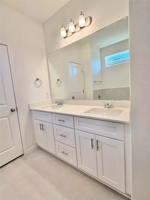 Bath - 6191 Marsh Ln, Buda, TX 78610 photo 3 of 3