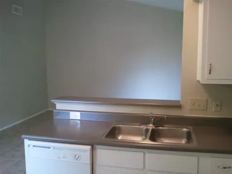 Kitchen - 5212 Downs Dr, Austin, TX 78721 photo 4 of 5