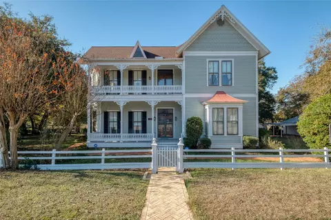 541 N Main St, La Grange, TX 78945