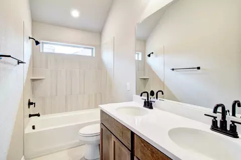 Bath - 611 Durian Loop, Buda, TX 78610 photo 5 of 5