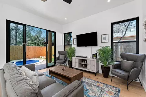 Living - 910 Tillery St, Austin, TX 78702 photo 2 of 4