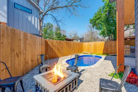 Exterior - 910 Tillery St, Austin, TX 78702 photo 5 of 12