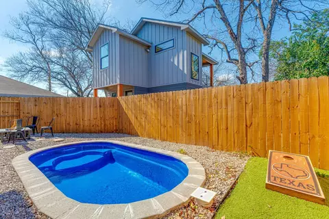 Exterior - 910 Tillery St, Austin, TX 78702 photo 4 of 12