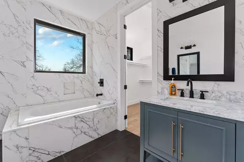 Bath - 910 Tillery St, Austin, TX 78702 photo 3 of 6