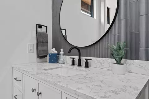 Bath - 910 Tillery St, Austin, TX 78702 photo 5 of 6