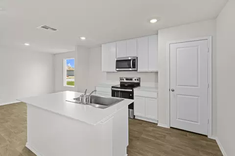 Kitchen - 2121 Windflower Ln, Luling, TX 78648 photo 2 of 3