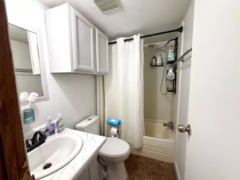 Bath - 685 Fox Ln, Lockhart, TX 78644 photo 1 of 3