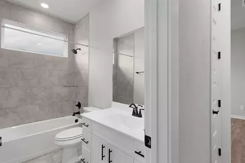 Bath - 321 Ridgewell Loop, Georgetown, TX 78633 photo 2 of 4