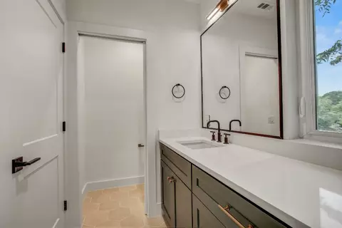 Bath - 4127 E 12th St #1, Austin, TX 78721 photo 4 of 6