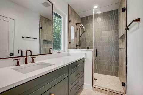 Bath - 4127 E 12th St #1, Austin, TX 78721 photo 3 of 6