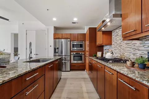 210 Lee Barton Dr #517, Austin, TX 78704
