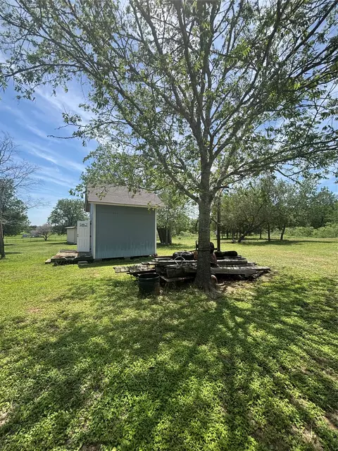 916 Rolling Oaks Dr, Luling, TX 78648 photo 15